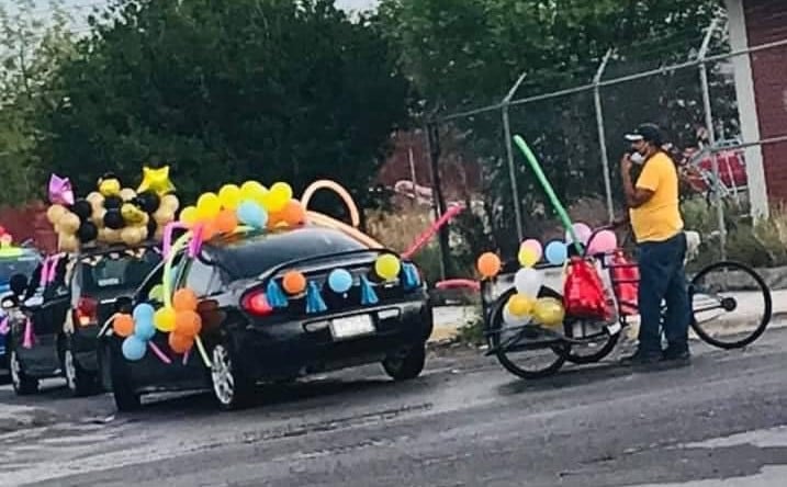 Papá adorna su triciclo