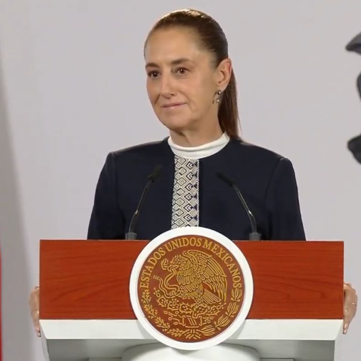 “Es falso”: Sheinbaum niega gira de AMLO para promocionar su libro Pueblo