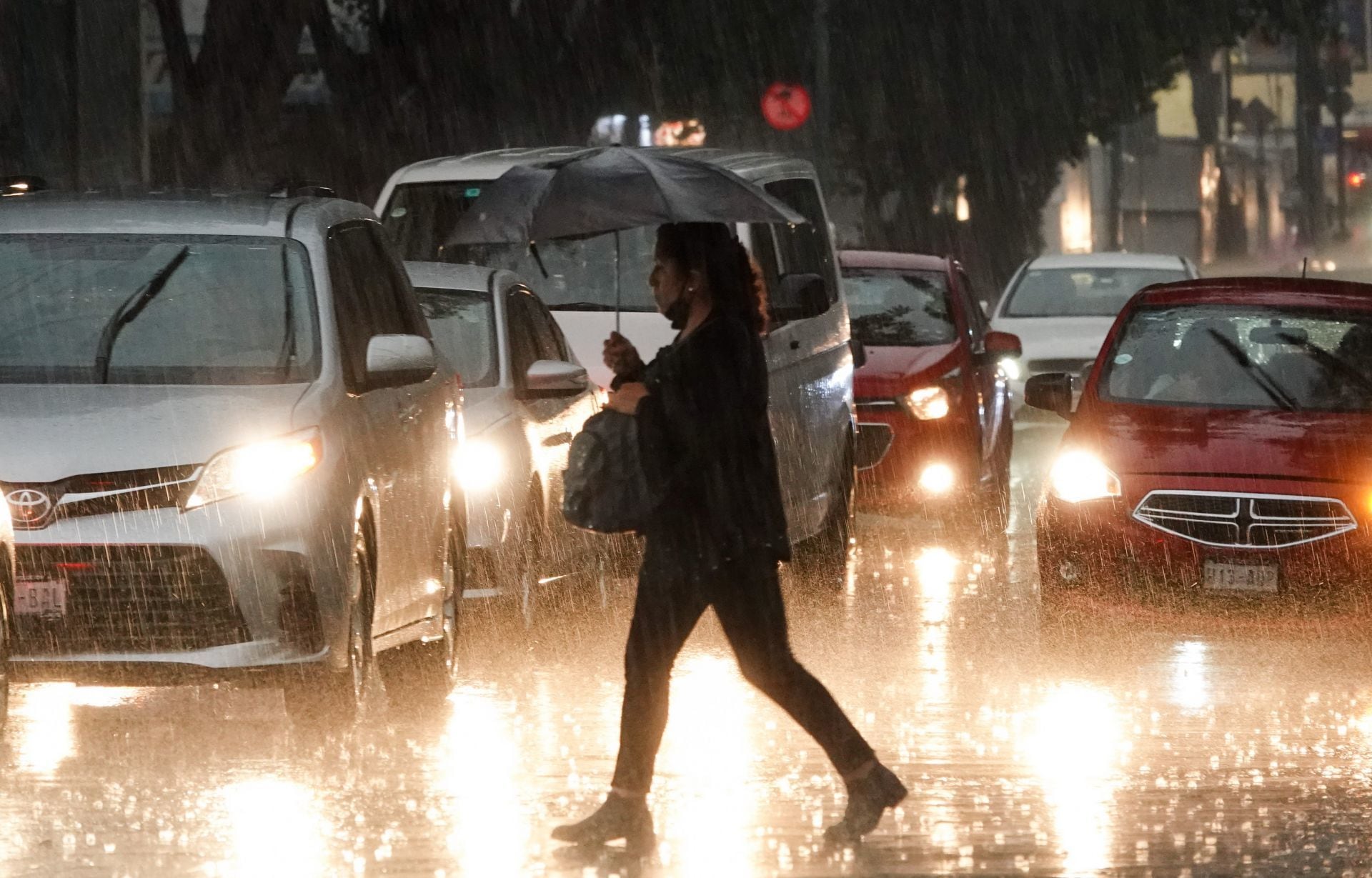 Una intensa lluvia azotó por minutos el Centro Histórico de la Ciudad de México