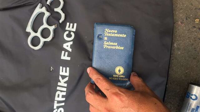 Biblia salva la vida de un policía al detener un balazo.