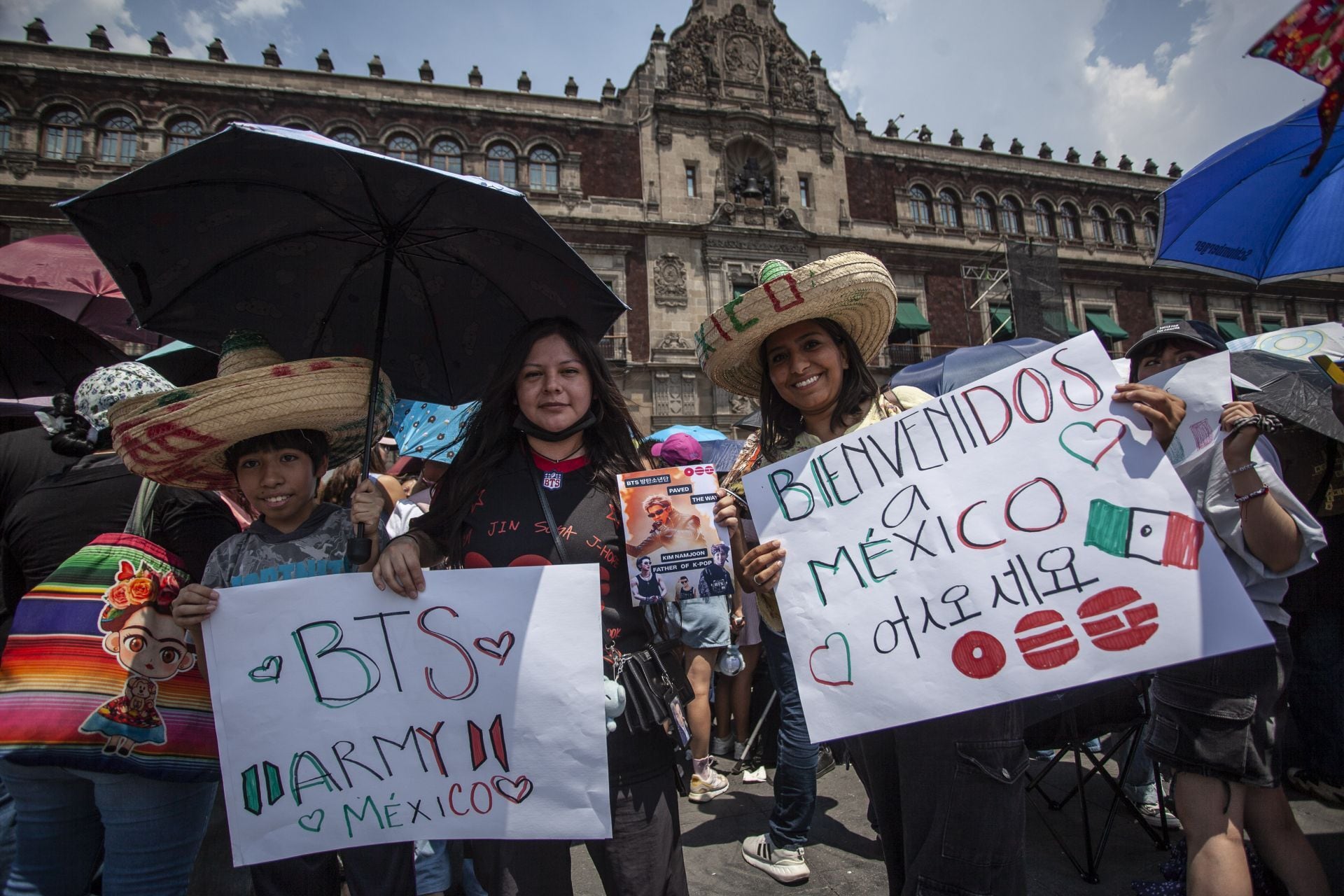 Zócalo se llena de ARMYs: esperan ver a BTS cerca de Palacio Nacional