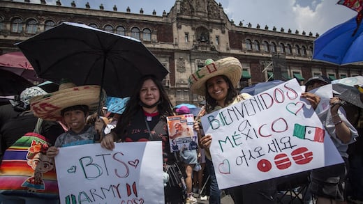 ARMYs de BTS ya se concentran en el Zócalo para verlos en Palacio Nacional