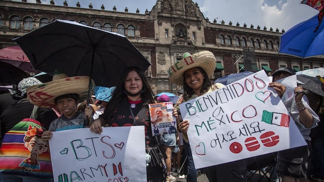 Zócalo se llena de ARMYs: esperan ver a BTS cerca de Palacio Nacional