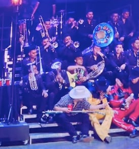 Eduin Caz, borracho, por poco se queda dormido durante concierto