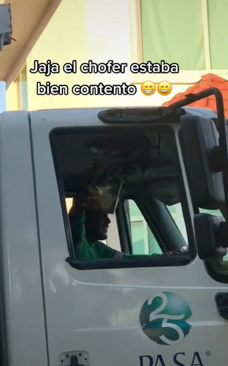 Adulto mayor da regalos de Navidad a recolectores de basura