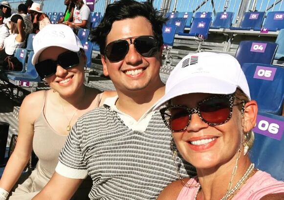 Niurka y su hijo Kiko Marcos, con su esposa Kimi Ishiwara