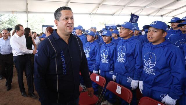 Diego Sinhue Rodríguez coloca primera piedra de Prepa Militarizada