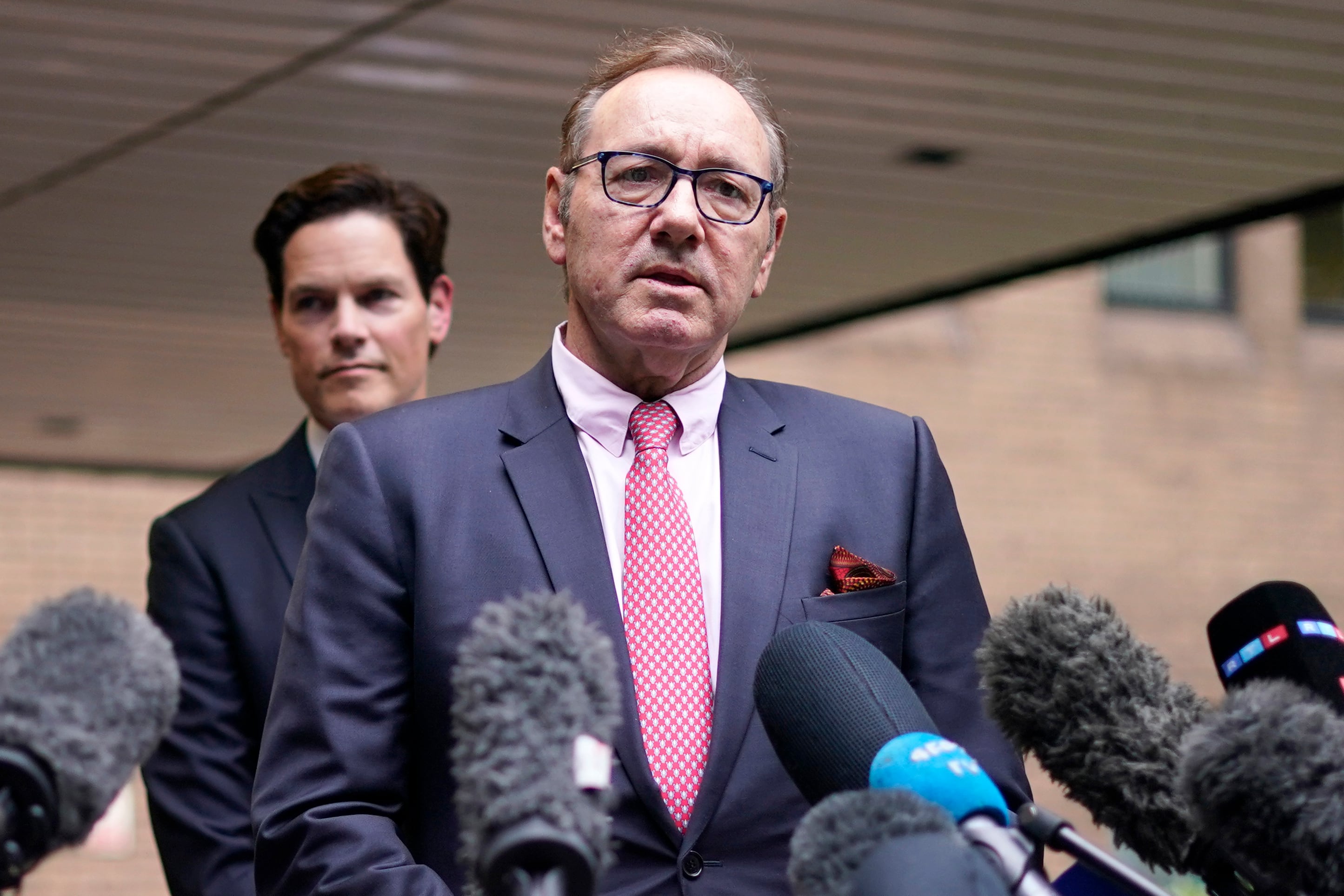 Kevin Spacey es declarado “no culpable” de los delitos sexuales que enfrentaba en Reino Unido
