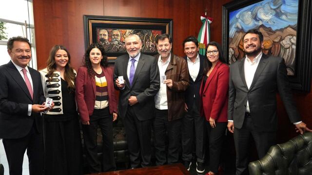 Gerardo Fernández Noroña recibe su credencial de militante de Morena