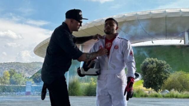 Alexis Vega grabando comercial