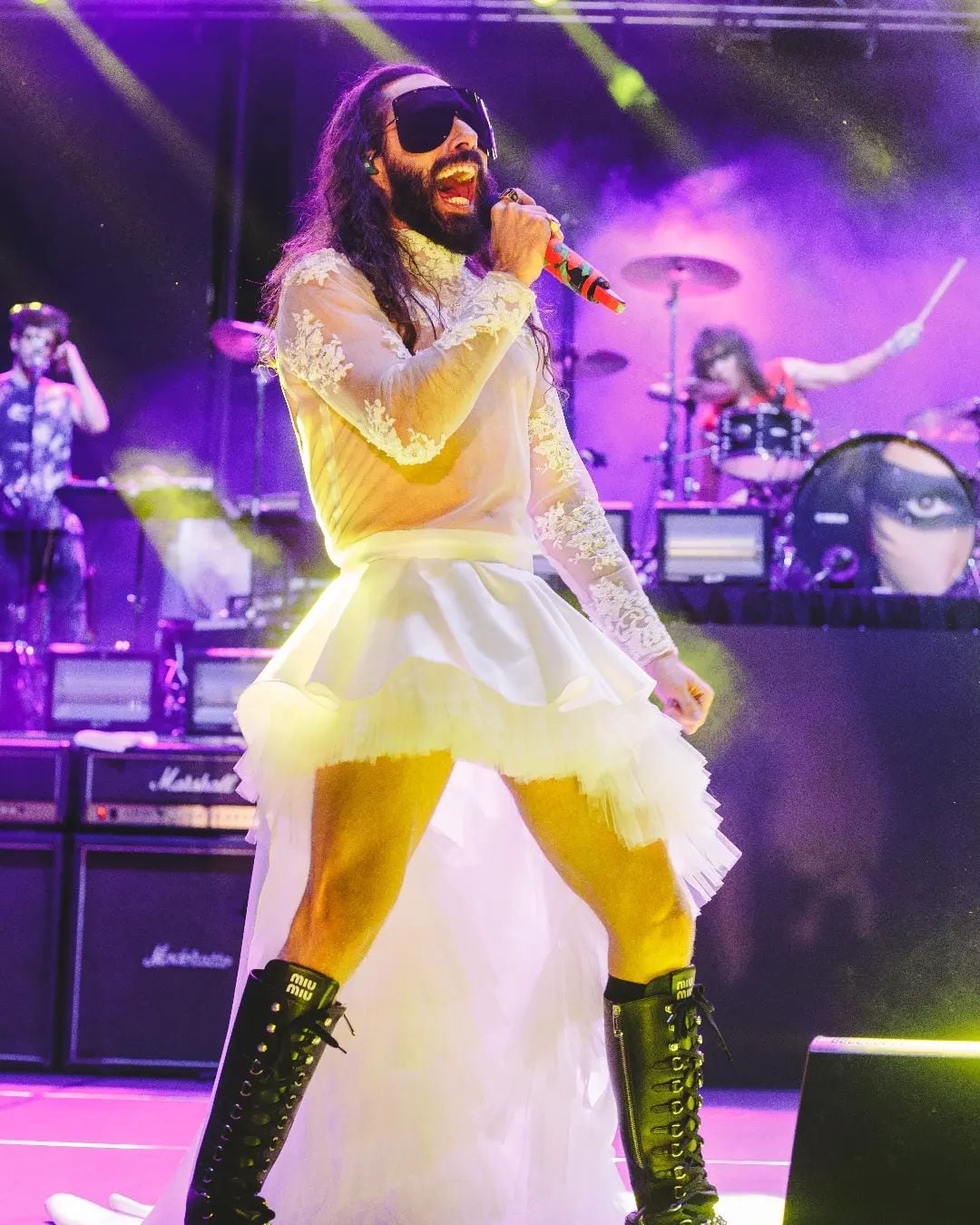 Jay de la Cueva ofrece concierto en Sonora vestido de novia