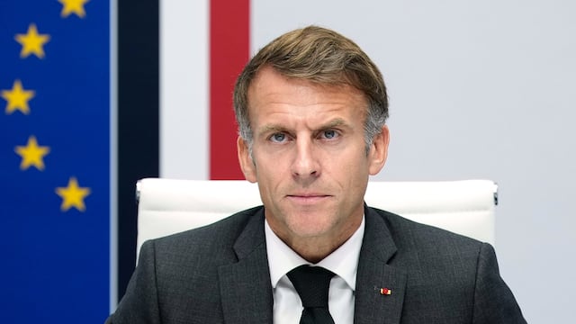 Emmanuel Macron, presidente de Francia, convoca al Consejo de Defensa y anuncia restricciones a manifestaciones