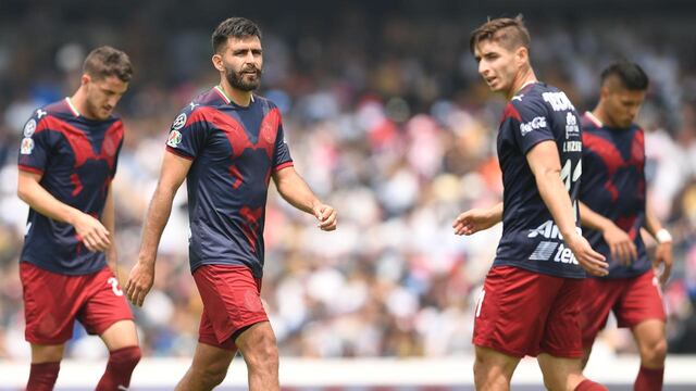 Los jugadores de Chivas lucen abatidos tras perder ante Pumas.