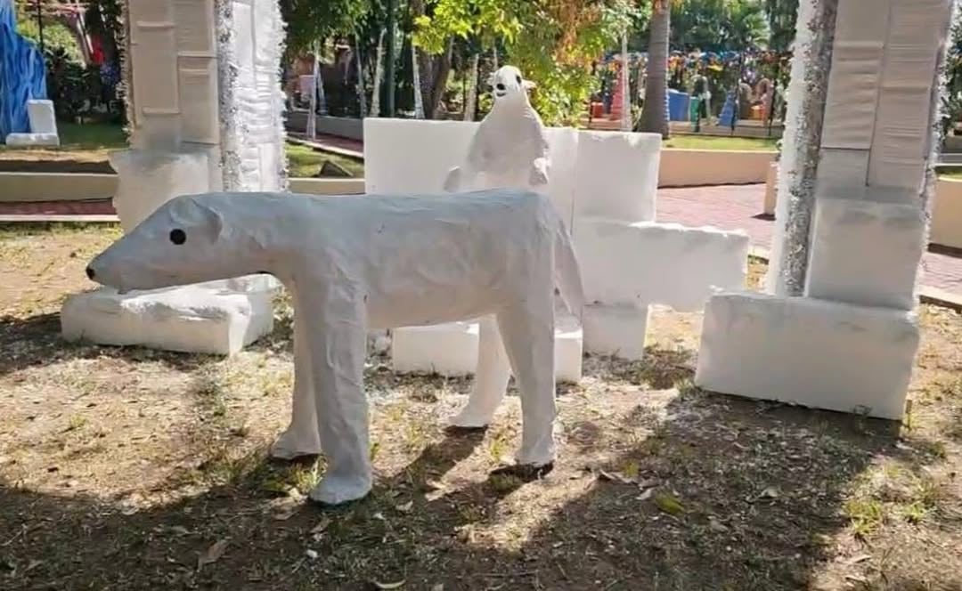 La decoración navideña de Geraldine Ponce con osos "cricosos" desata debate sobre gasto público y estética.