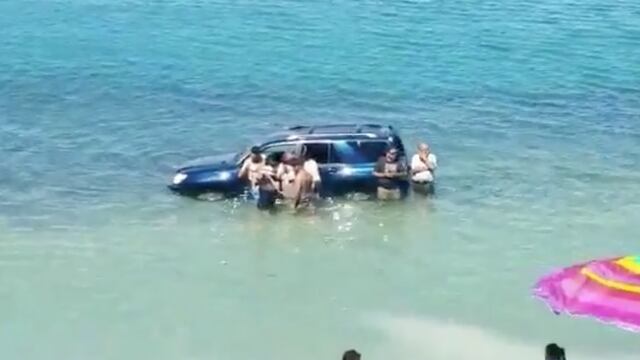 Algunos autos quedaron varados en la plaua