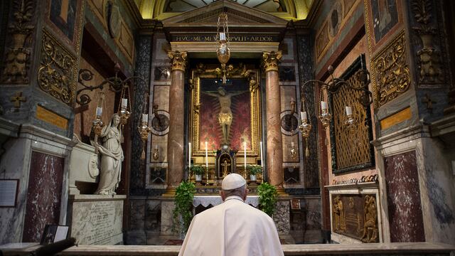 Papa reza ante la cruz de la peste por el fin del coronavirus.