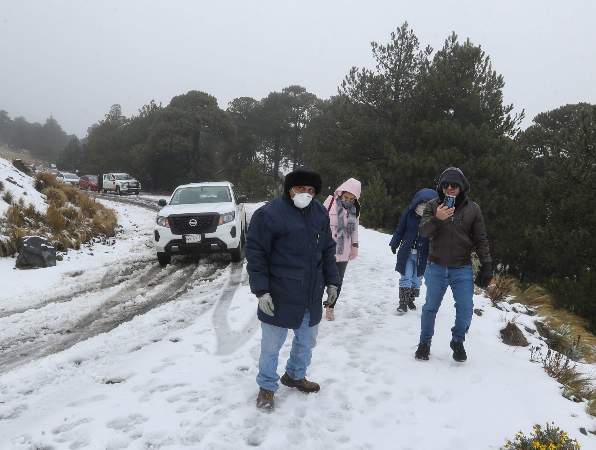 Nevado de Toluca es visitado por turistas ante primera nevada