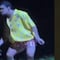 Bad Bunny se lastima la rodilla en concierto y lo comparan con Shakira y J-Hope