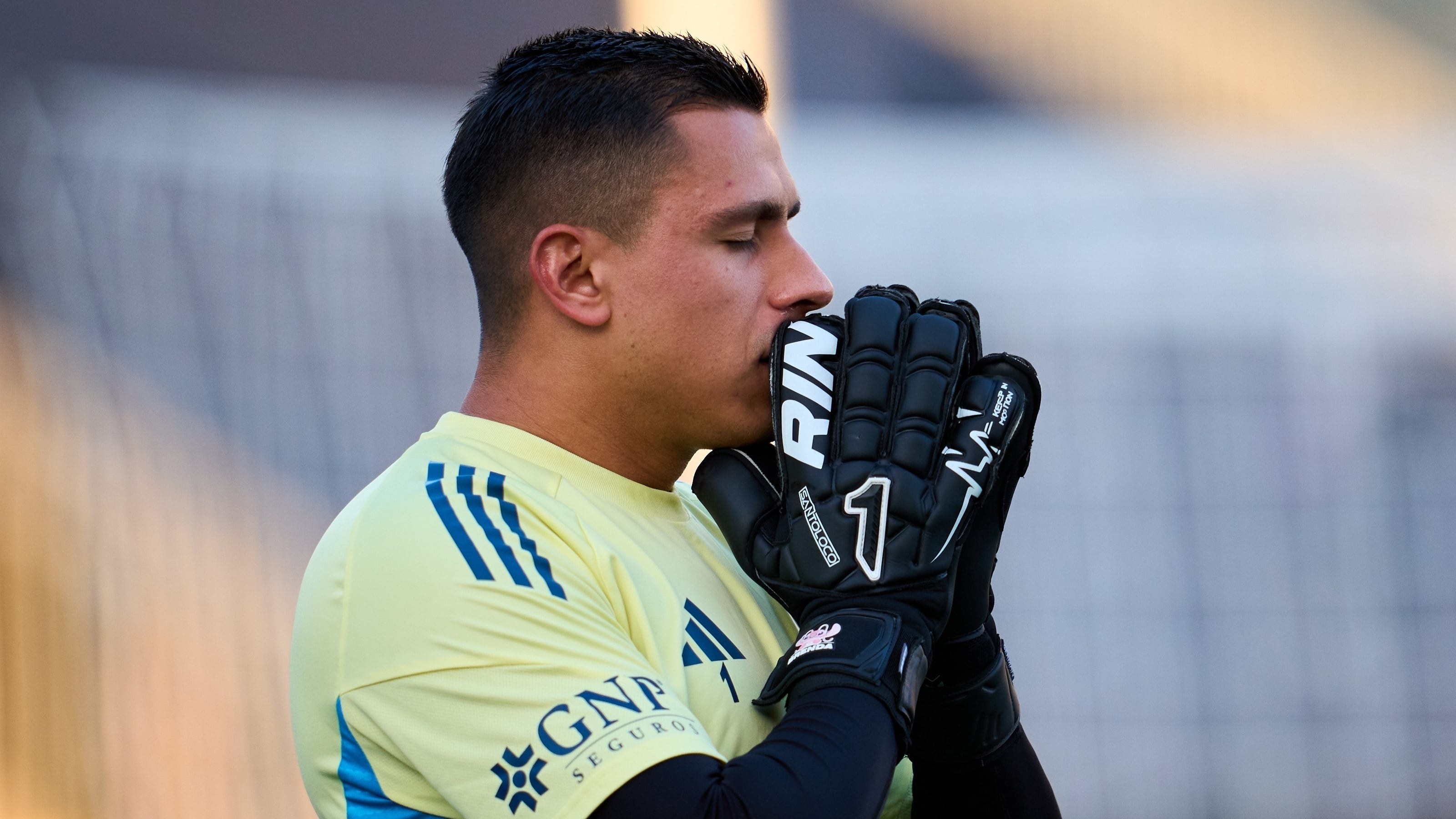 Malagón lamenta su lesión y responde a los que se alegran por ella