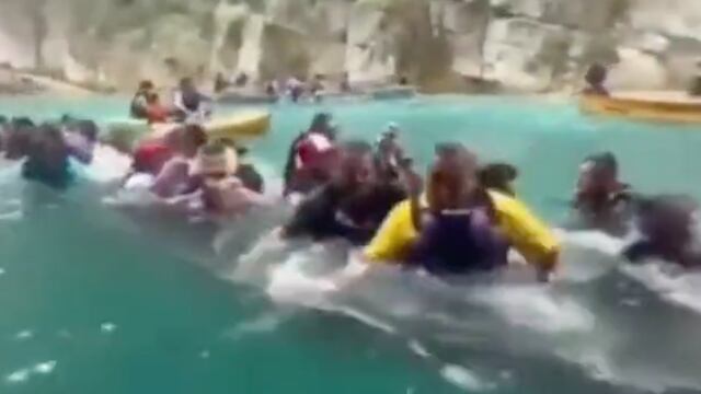 VIDEO: Canoa se hunde con 20 turistas en la Huasteca de San Luis Potosí