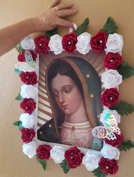 Cuadro de la Virgen de Guadalupe con corona de rosas