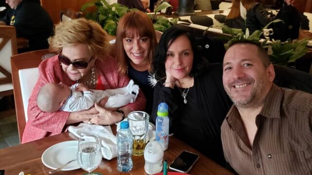 Silvia Pinal con Apolo, Alejandra Guzmán, Mayela Laguna y Luis Enrique Guzmán