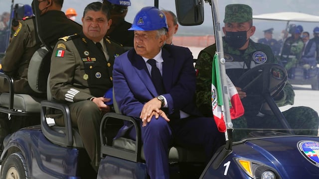 AMLO junto a elementos de las Fuerzas Armadas.