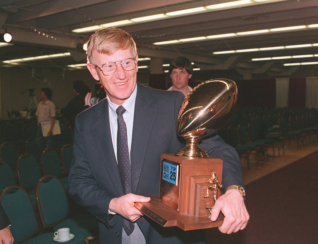 ¿Quién era Lou Holtz? Legendario entrenador de futbol americano colegial.