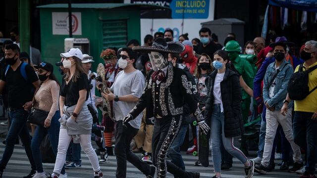 Catrín camina durante pandemia de Covid-19 en México