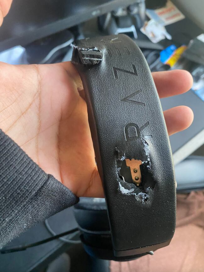 Audífonos con daño por la bala