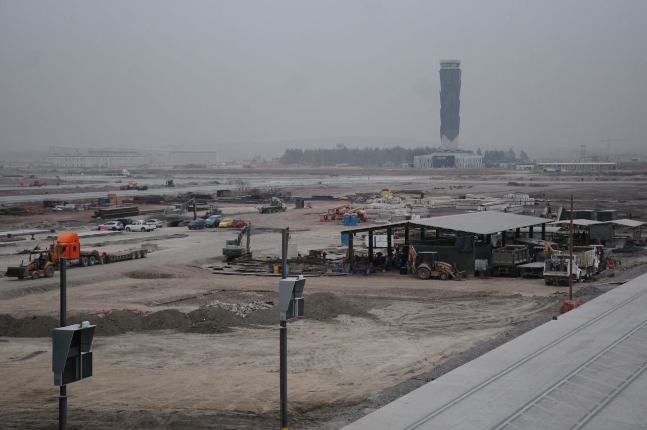 TECÁMAC, EDOMEX, 03ENERO2021.- Ingenieros militares continúan con la construcción de la Terminal de pasajeros del nuevo Aeropuerto Internacional Felipe Ángeles, el cual debe quedar listo para finales de marzo próximo. Esta terminal atenderá a miles de pasajeros al término de su construcción. FOTO: DANIEL AUGUSTO /CUARTOSCURO.COM
