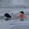 Hombre rescata a perro de un lago congelado