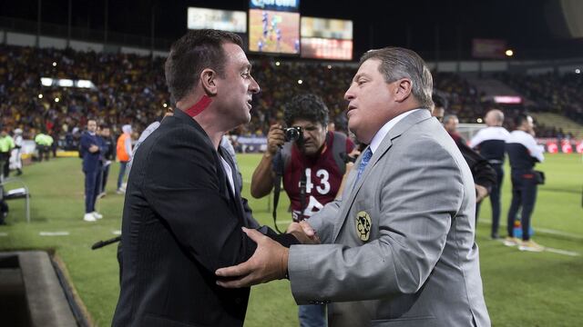 Guede saluda a Miguel Herrera previo al encuentro