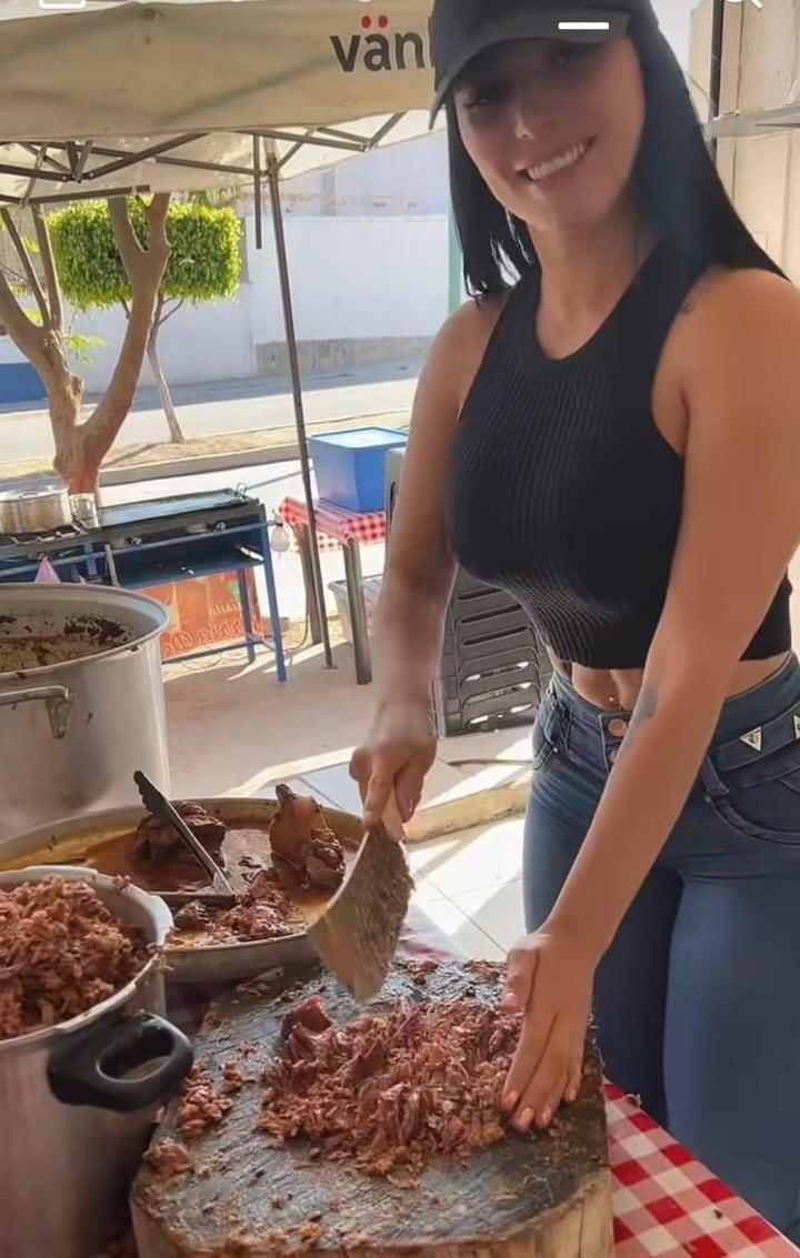 ‘Lady Birria’, la taquera más sexy de México