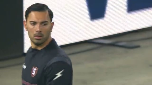Luigi Sepe, portero que 'banqueó' a Ochoa en el Salernitana.