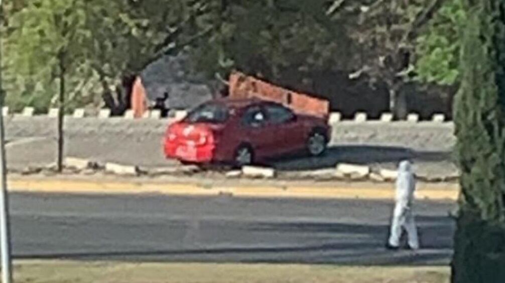 San Pedro Garza García: Hallan 2 cuerpos en auto abandonado en parque
