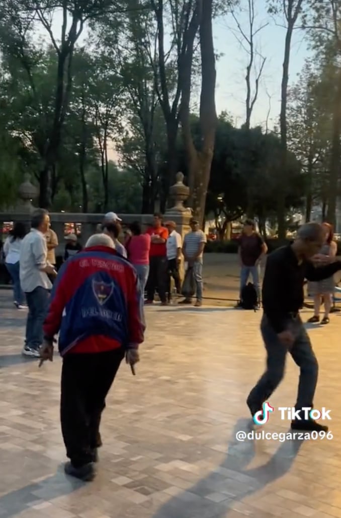 Hombre que la rechazó prefiere bailar solo