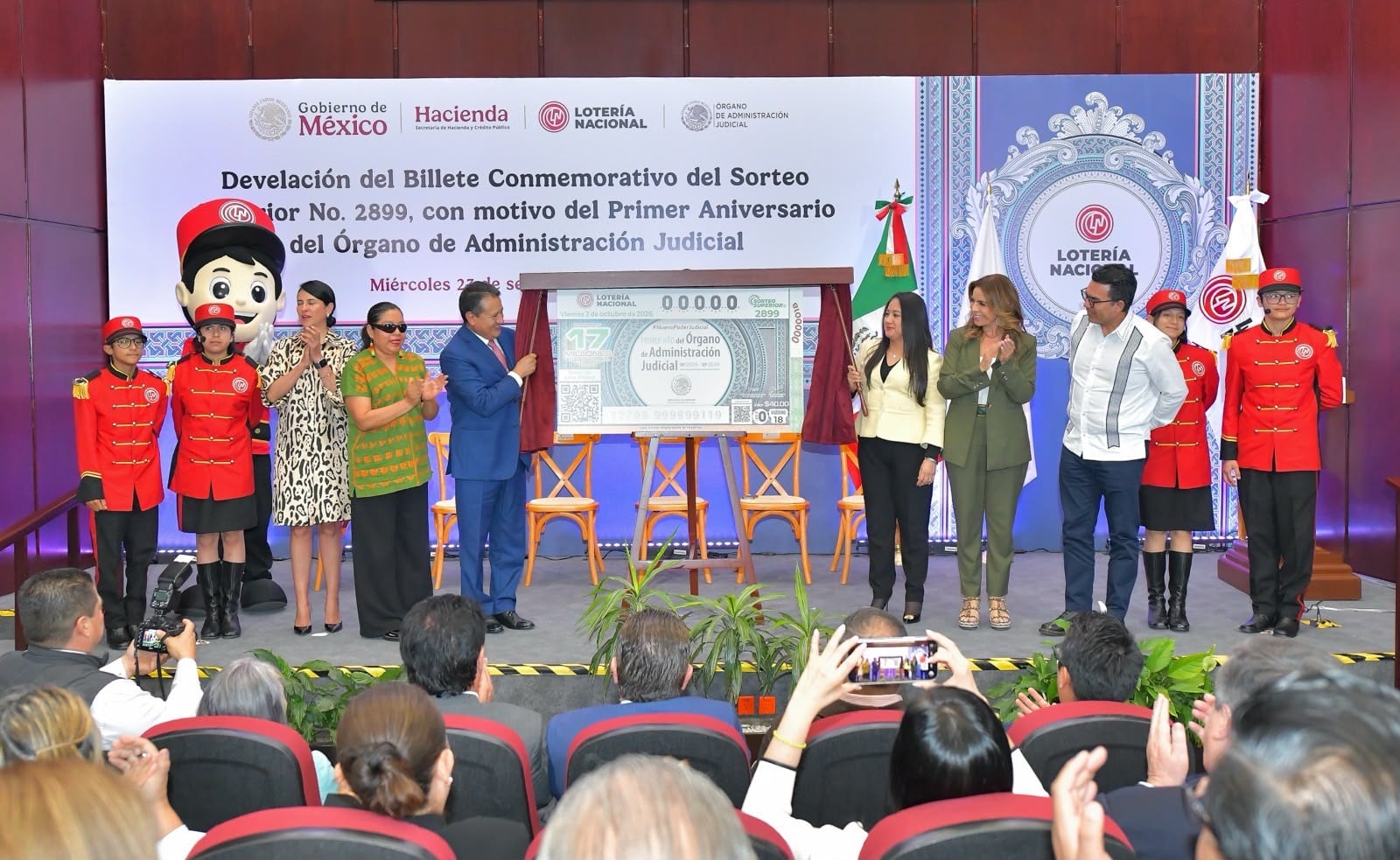 Olivia Salomón devela billete por aniversario del Órgano de Administración Judicial