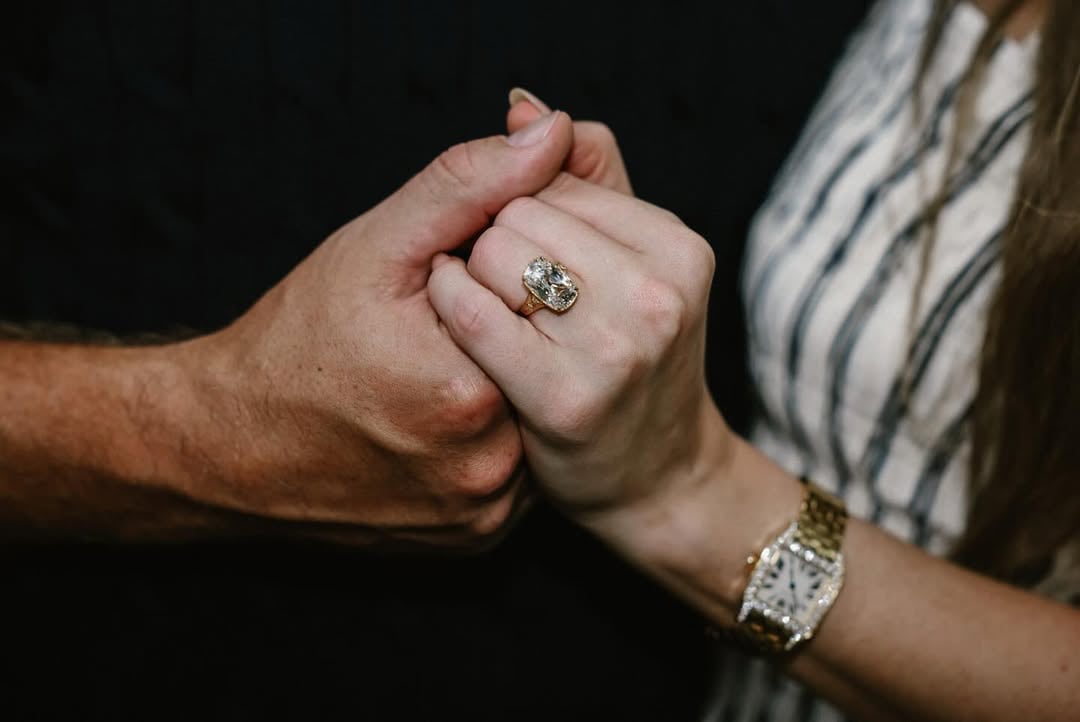 Taylor Swift y Travis Kelce se comprometen.