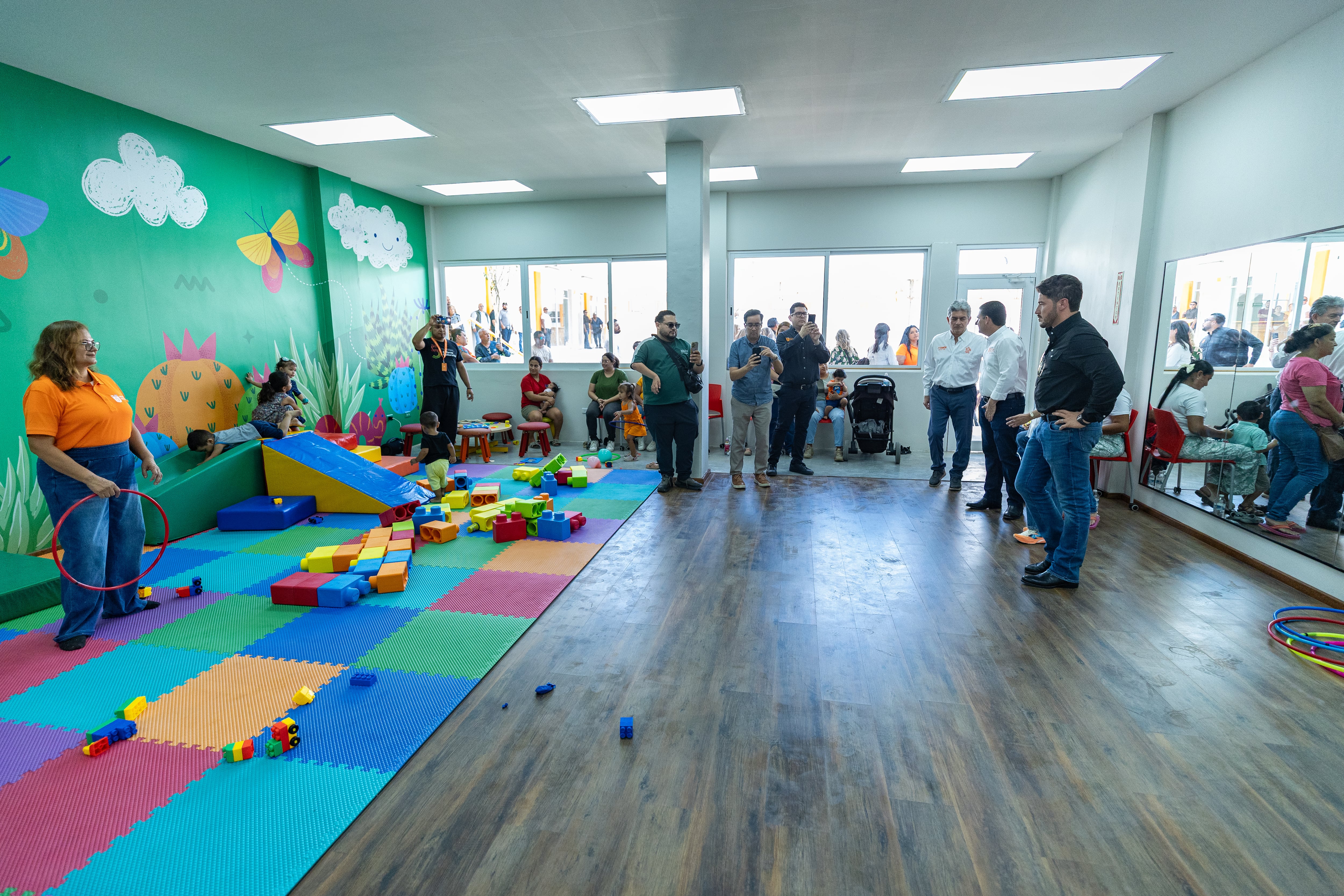 Samuel García inaugura primera fase del Macrocentro Comunitario.