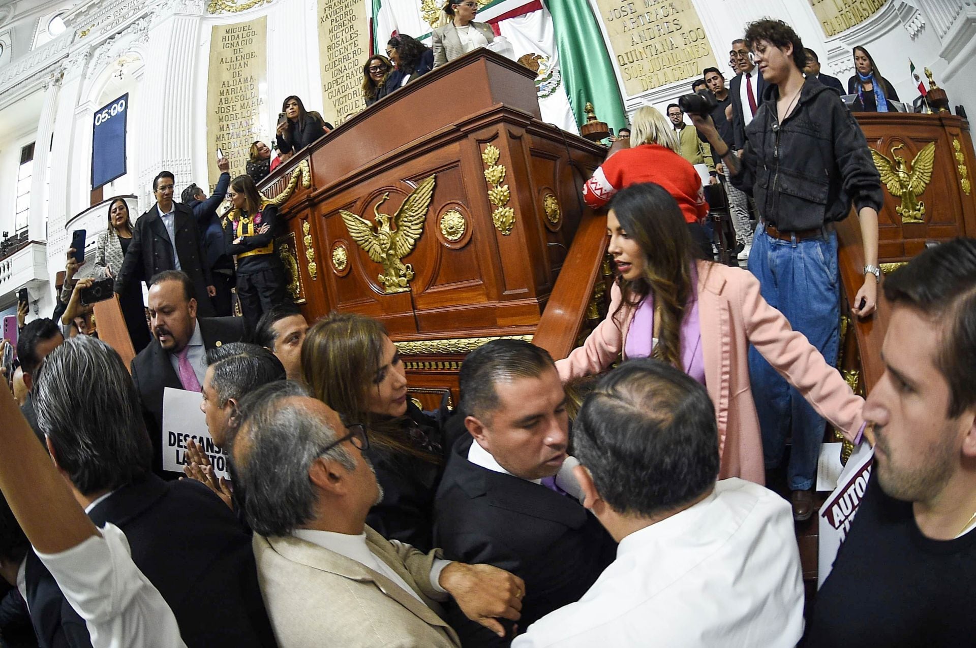 Diputados del Congreso CDMX se enfrentan a golpes por debate del Instituto de Transparencia