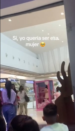 Le piden matrimonio como si fuera Barbie