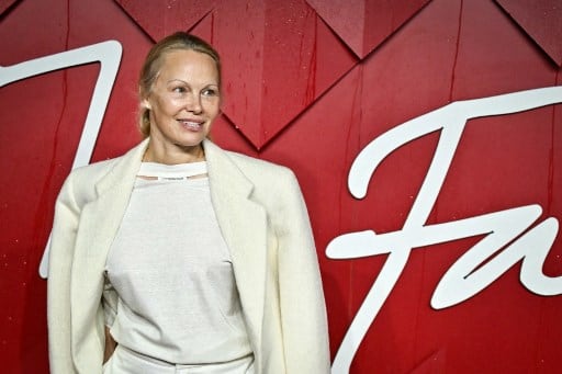 Pamela Anderson reaparece sin maquillaje.