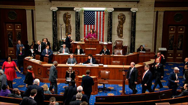 Los demócratas hicieron valer su mayoría en la Cámara de Representantes y aprobaron el juicio político a Donald Trump.