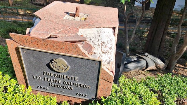 Estatua de Felipe Calderón en Los Pinos