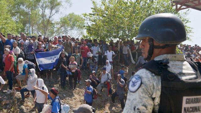 Migrantes cruzaron por medio del Río Suchiate.