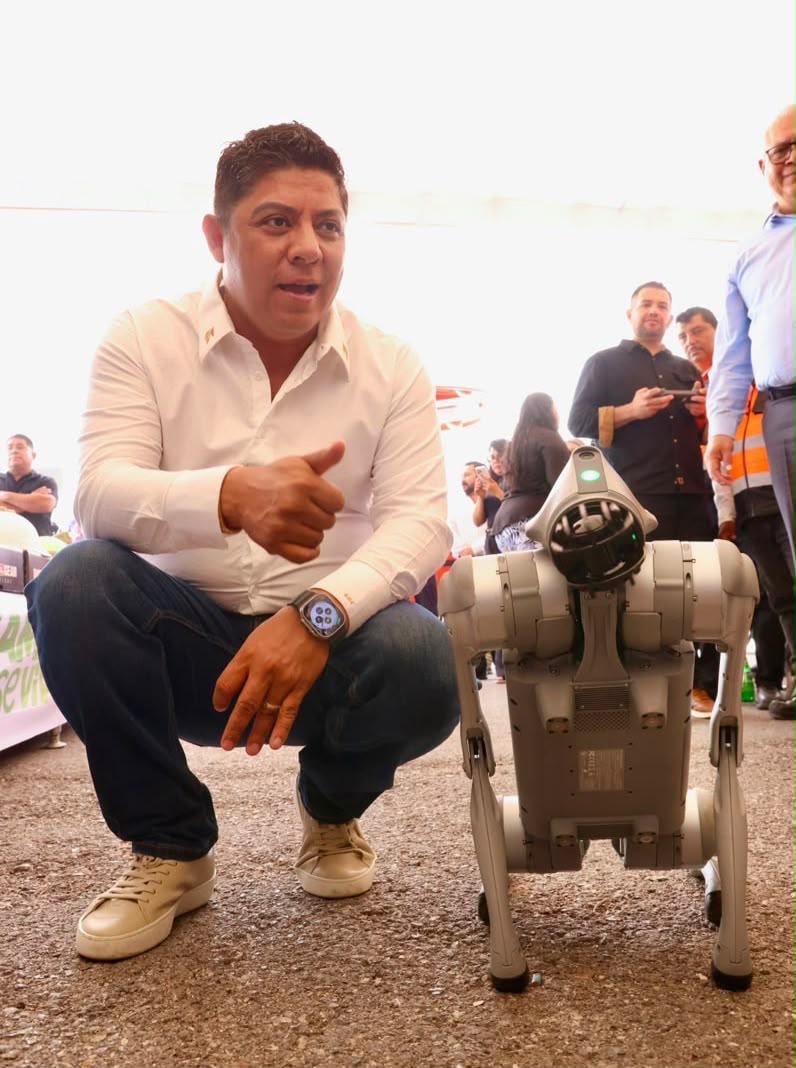 San Luis Potosí estrena perros robot con IA para vigilancia en la FENAPO 2026.