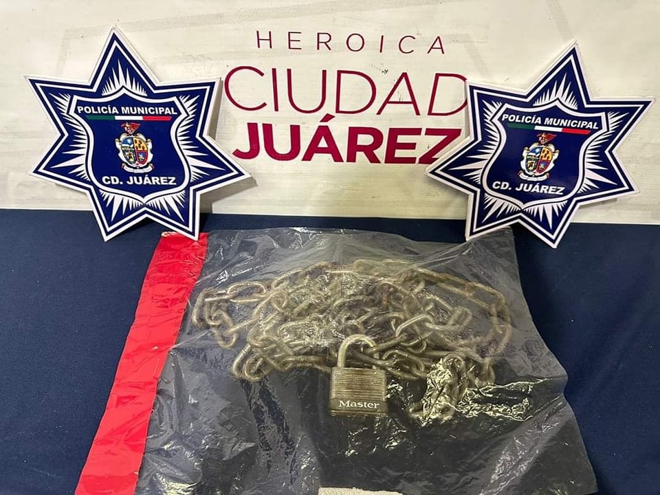 Detienen a mamá que tenía a sus dos hijas amarradas con cadenas