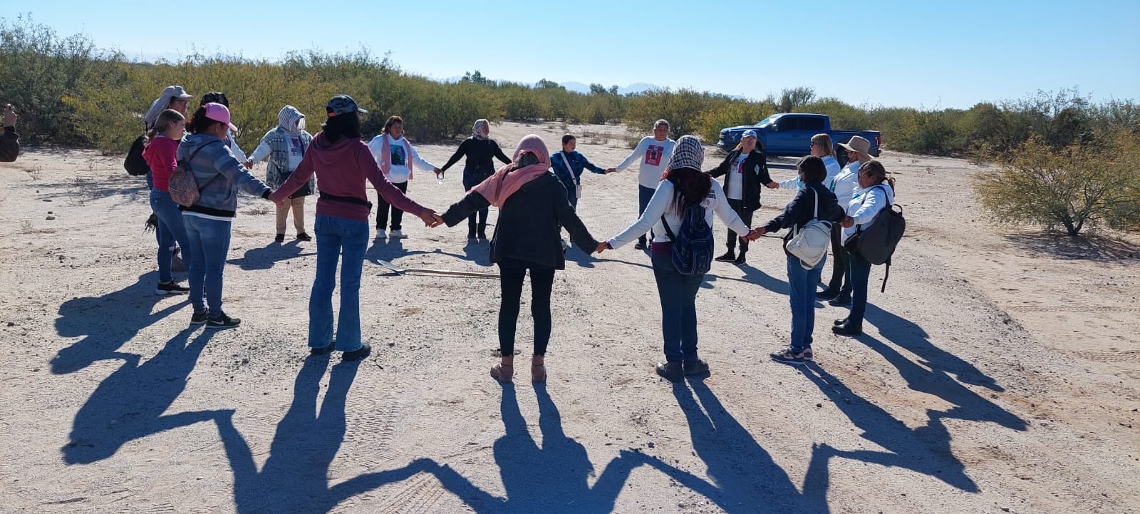 Las madres buscadoras hacen una oración previa a iniciar su recorrido