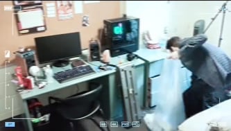 Joven drogado entra a su cuarto y se pone a limpiar